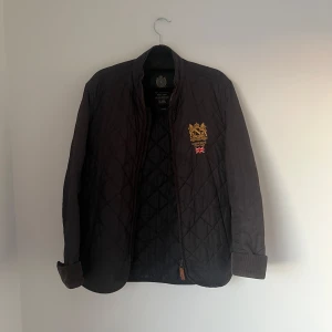 Morris jacka  - Tja säljer denna feta jacka från Morris. Fett snygg till hösten eller vintern. Skick 6/10 skulle jag säga zip är lite krånglig. Annars får ni skicka ett pm om några funderingar. Tar ej byten och priset kan diskuteras👍