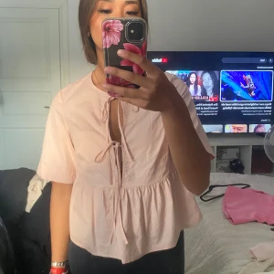 Ljusrosa blus från H&M - Jätte fin tröja från H&M med rosetter. Storleken är xs men funkar bra för s🩷