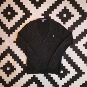 Ralph lauren knit - 📊 Färg: Svart   📏 Storlek: Large (L)  📐 Mått: Längd - 70cm Axelbredd - 47cm  ♻️ En långärmad svary Ralph lauren knit i storlek L. I väldigt bra skick, inga fläckar, hål eller defekter! Perfekt nu när det börjar bli lite kyligate och hösten kommer!☺️  👕 Material: 100% Bomull  #mensfashion  #ralphlauren #classicstyle  #fashion