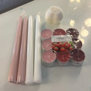 Ljus  - Bilderna visar ett set med ljus i olika former och färger, inklusive rosa och vita kronljus, doftljus med jordgubbsdoft och ett vitt ljus format som en rumpa. Perfekt för att skapa mysig stämning och dekorera rummet med något unikt och roligt. ( ett rosa har en spricka, det påverkar dock inte användningen)