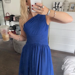 Blå one shoulder kortklänning - såååå fin klänning i världens finaste färg!! köpte på sellpy, prislappen är kvar då jag aldrig använt den☺️☺️🌟💓💓