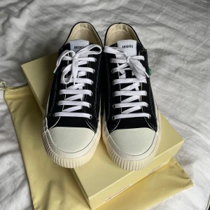 Axel arigato midnight low - Helt nya axel arigato midnight low! Säljs inte längre och är därmed väldigt svåra att få tag på. 