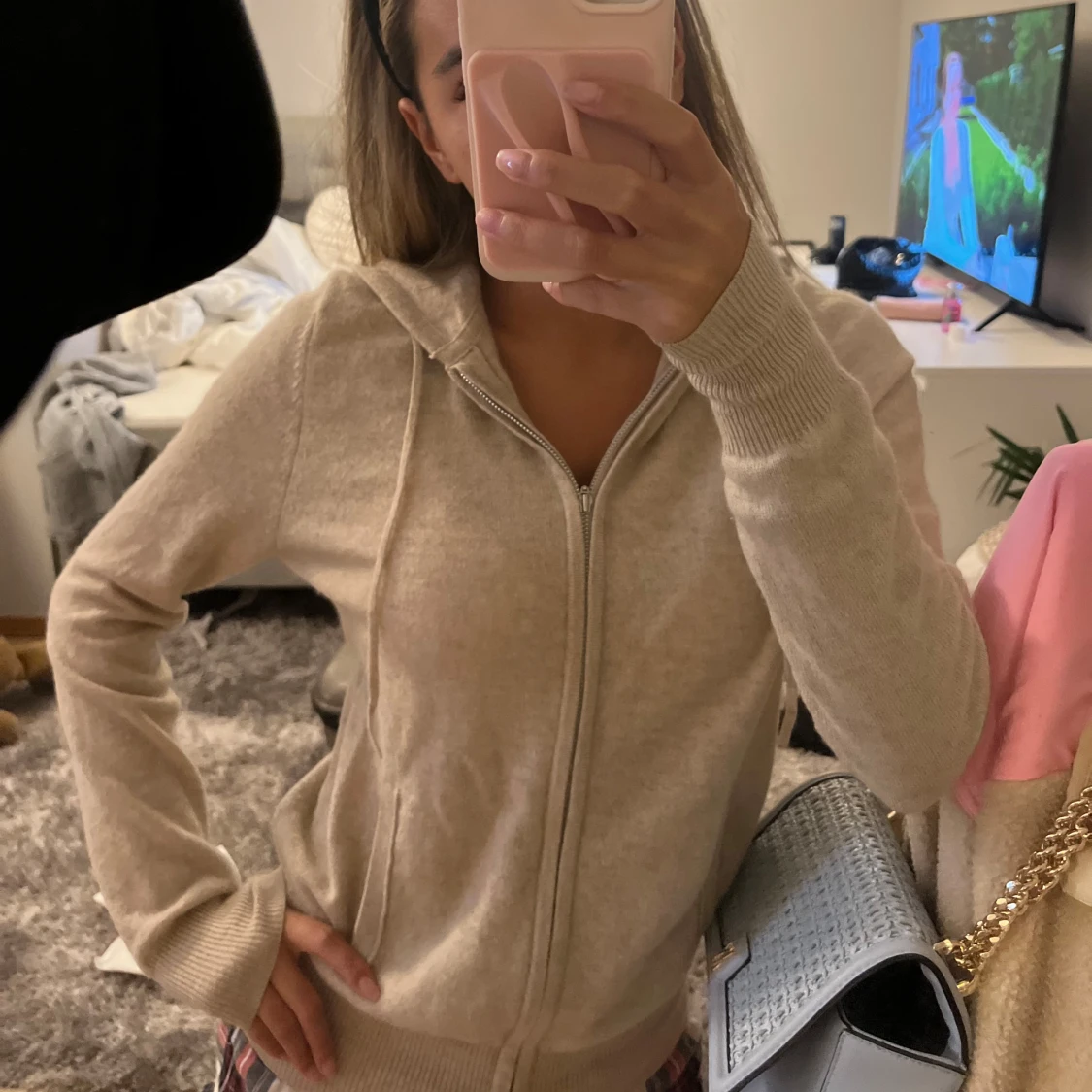 Beige hoodie i kashmir från Soft Goat