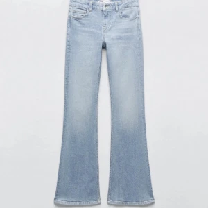 Ljusblå bootcut jeans från Zara - Passsr både M & L / Strl 38 & 40. Säljer ett par ljusblå bootcut jeans från Zara med klassisk femficksdesign och lätt utsvängda ben. Jeansen har en snygg tvätt och normal midja, perfekta för en avslappnad men trendig look. 