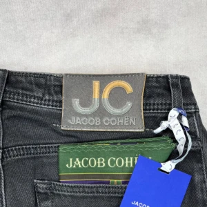 Jacob Cohën ”NICK SLIM” jeans - – Model: NICK SLIM  – Condition: 9,5/10 - like new, with tags and pocket square  – Retail price: 5399 SEK