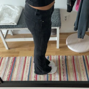 Svarta bootcut jeans - Svarta jeans med bootcut-modell och rå, fransad kant nertill. Jeans i ett stretchigt denimtyg som sitter snyggt men ändå bekvämt. Jag använder 27/26 i midja och är 164cm lång💗