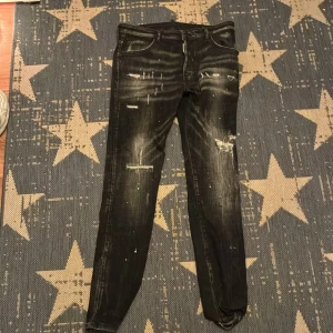 Dsquared2 jeans  - Säljer ett par feta dsquared2 jeans som är i ny skick, Jeansen sitter bra på folk som är 175 till 185 ungefär, Dem är äkta men saknar något slags bevis därför lågt pris