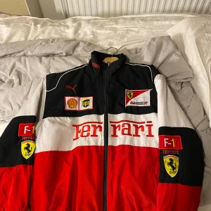 F1 Ferrari Jacka - Säljer nu min gamla F1 jacka som jag aldrig använder mer, inga skador men lite smutsig