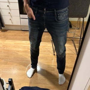 Replay Hyperflex Anbass jeans blå - Säljer ett par snygga Replay Hyperflex Anbass jeans i mörkblå. Dem är helt nya med lappar och box och aldrig använda. Köpte dem från replays hemsida för 1699kr. Anledingen varför jag säljer här o inte skickar tillbaka är eftersom de har gått för långt tid för att retunera. Skriv vid frågor!