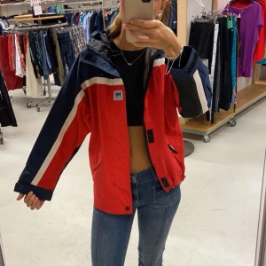 Röd och marinblå vindjacka Helly Hansen - Retro helly hansen vind/regn jacka, perfekt till hösten💕💕