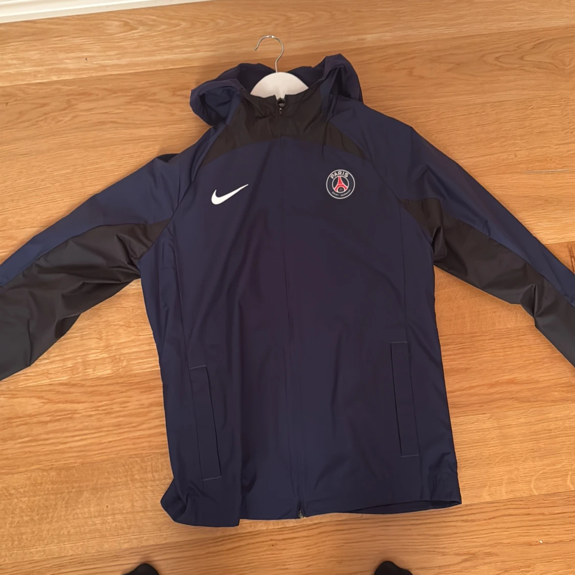 PSG Nike blå vindjacka med huva