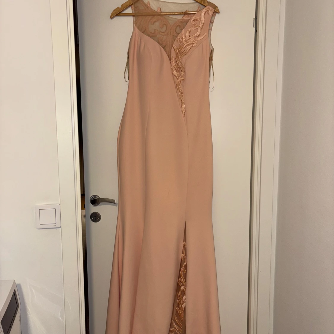 Champagnefärgad långklänning med broderi