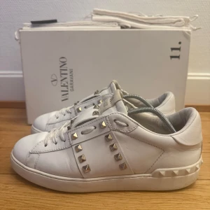 Valentino rockstud sneakers  - Säljer nu dessa fina valentino skor | Fint skick | Storlek 40 | Kommer med box,dustbag,extra snören,valentino kort och även äkthetsintyg | Hör gärna av er vid frågor eller funderingar 