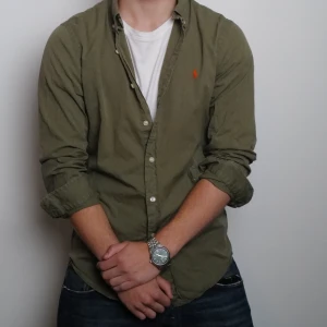 Olivgrön Ralph Lauren skjorta - Riktigt fet skjorta och färgen är väldigt stilig, dock så är den smutsig i armhålorna, kan sänert tvättas bort vet bara inte hur 😅 Pris kan diskuteras 