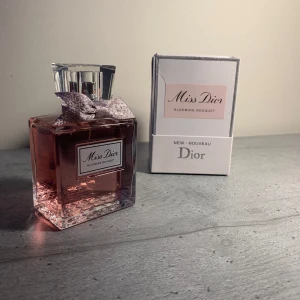 Miss Dior Blooming Bouquet EDT 100ml – Nyskick - Säljer en helt ny och inplastad flaska Miss Dior Blooming Bouquet Eau de Toilette, 100ml.  En mjuk och fräsch doft med blommiga toner av pion, ros och vit mysk. Lättburen och elegant – perfekt för dig som gillar feminina, rena dofter.  Flaskan är oöppnad och köpt från pålitlig återförsäljare.. Först till kvarn gäller.  Hör gärna av dig om du är intresserad.