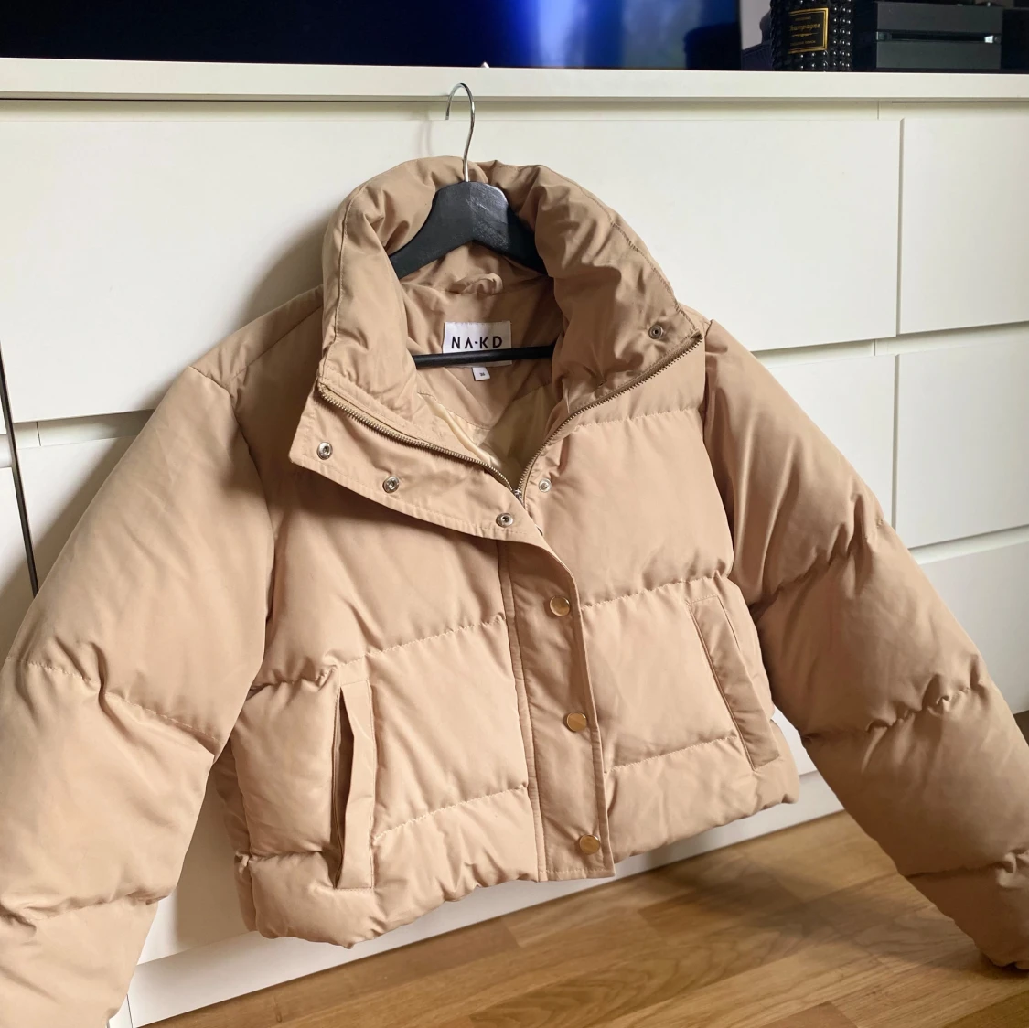 Beige pufferjacka från NA-KD