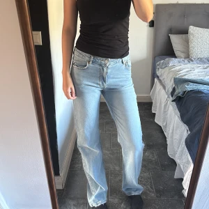 Ljusblåa wide jeans från bik bok - Säljer ett par ljusblå jeans  med wide fit och mid waist. Jeansen har klassisk femficksdesign, raka ben och är tillverkade i bomull. Perfekta för en chill och trendig look. Pris kan diskuteras 
