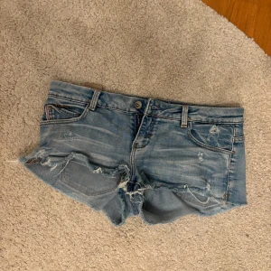 Lågmidjade jeansshorts - Snygga ljusblå jeansshorts från Pull and bear. Inga defekter.