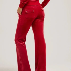 Röda juicy couture byxor  - Röda snygg juicy couture byxor. Använda fåtal gånger men har nån fläck som man inte tänker på så mycket. Kommer ej till användning så säljer de 