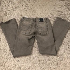 Gråa ltb jenas  - Säljer dessa ltb jeansen som är väldigt low waist och som jag använt fåtal gånger då dom e lite för korta för mig. Priset kan diskuteras!!