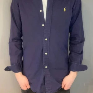 Mörkblå skjorta från Polo Ralph Lauren - Säljer denna sjukt snygga skjortan från polo Ralph lauren. I bra skick och passform till ett super pris! 