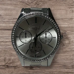 5 damklockor från regal - 5 damklockor från regal för 500kr eller 120kr styck. Pris kan diskuteras för till exempel två eller tre. De är i bra skick och använda väl. Det behövs dock byta batteri på alla då de bara har legat i 5 år. 