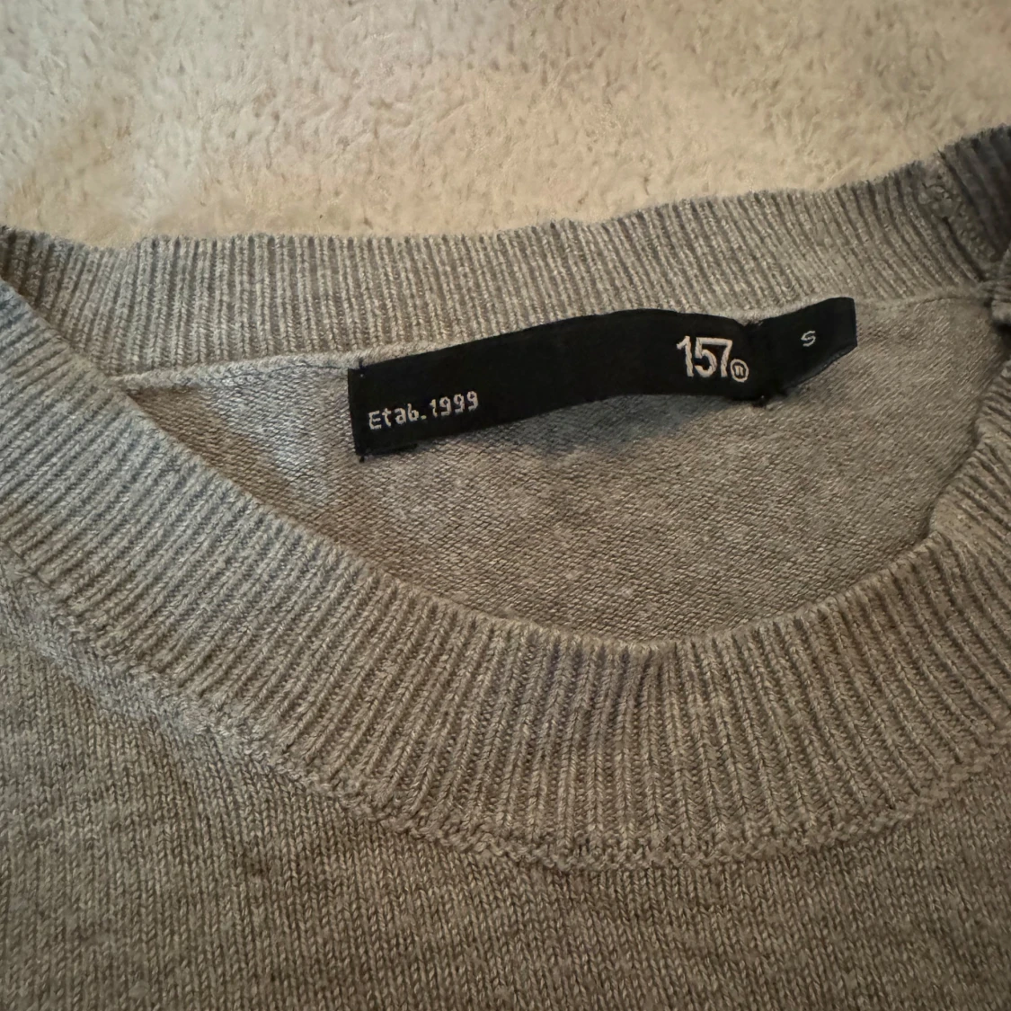 Grå stickad tröja från 157, S - 1