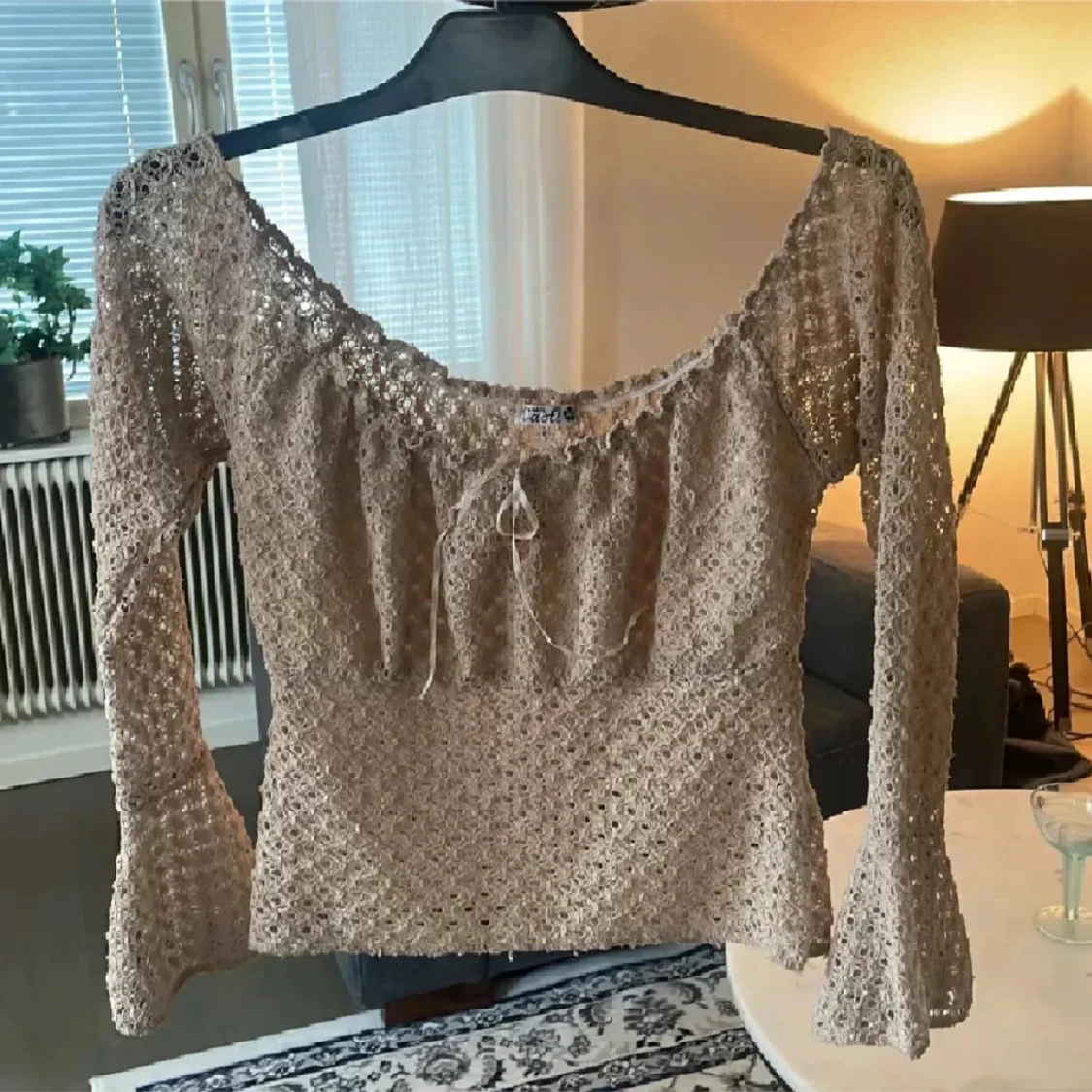 Beige spetsblus med trumpetärm