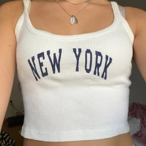 Brandy Melville topp - Super söt topp med text från Brandy Melville🪩 Använts fåtal gånger