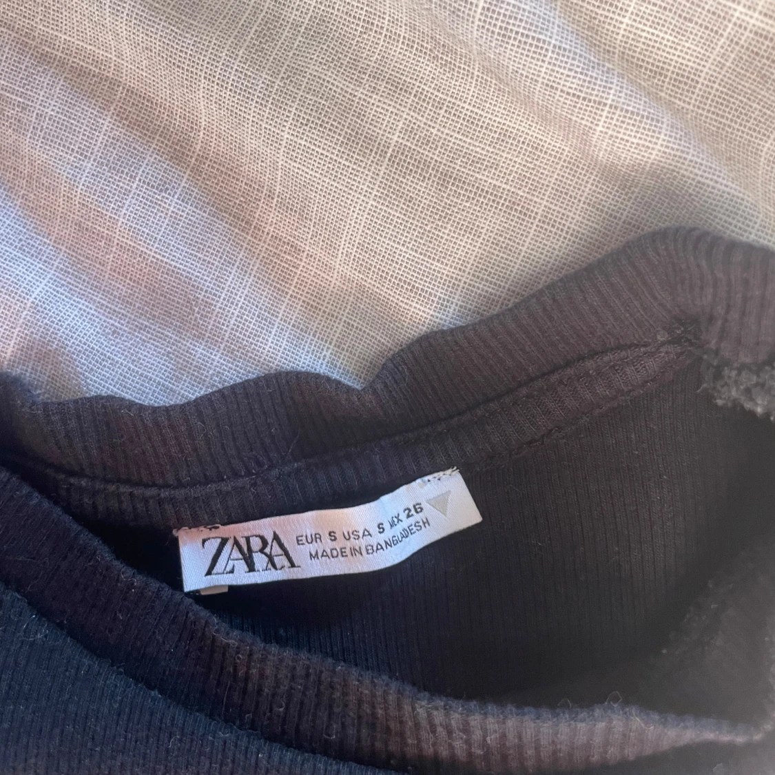 Volangärmad topp från Zara, svart & vit - 2