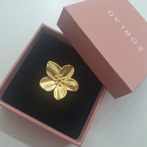 Blommig guldring  - Superfin guldfärgad ring i form av en blomma. Köpt utomlands. I Mycket bra skick. Justerbar Storlek 💕☺️
