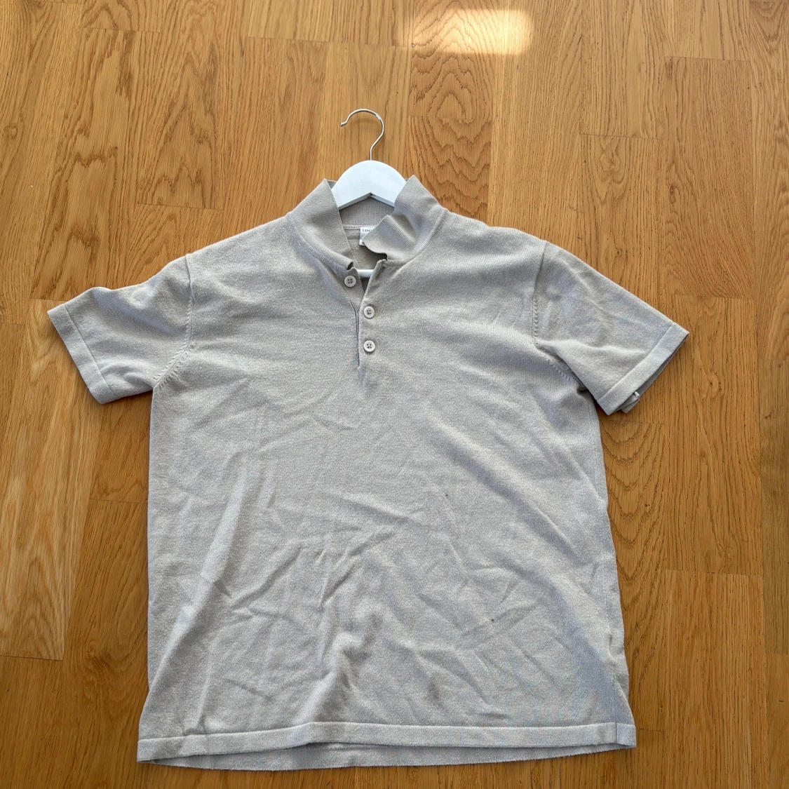 Beige kortärmad t-shirt från Lindex 170