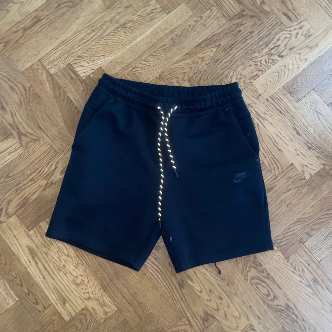 Svarta Nike tech shorts med snörning