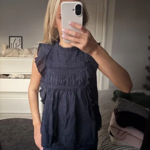 Mörkblå blus - Från Lindex, använd en gång