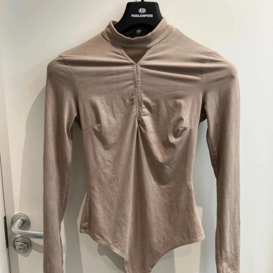 Beige långärmad bodysuit NLY One