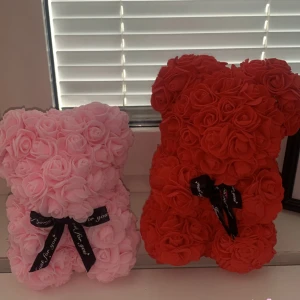 rosbjörnar - Två söta nallebjörnar gjorda av konstgjorda rosor, en i ljusrosa och en i rött. Båda har svarta rosetter med texten 'for you'. Perfekt som present eller dekoration till någon du tycker om. 150kr för rosa och 200kr för röd❤️