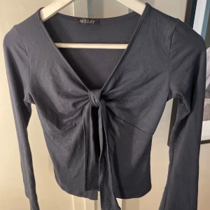 Mörkblå långärmad knytblus från Missay - Mörkblå långärmad topp från Missay med snygg v-ringning och knyt framtill. Toppens material är mjukt och sitter skönt🤍storlek XS🤍