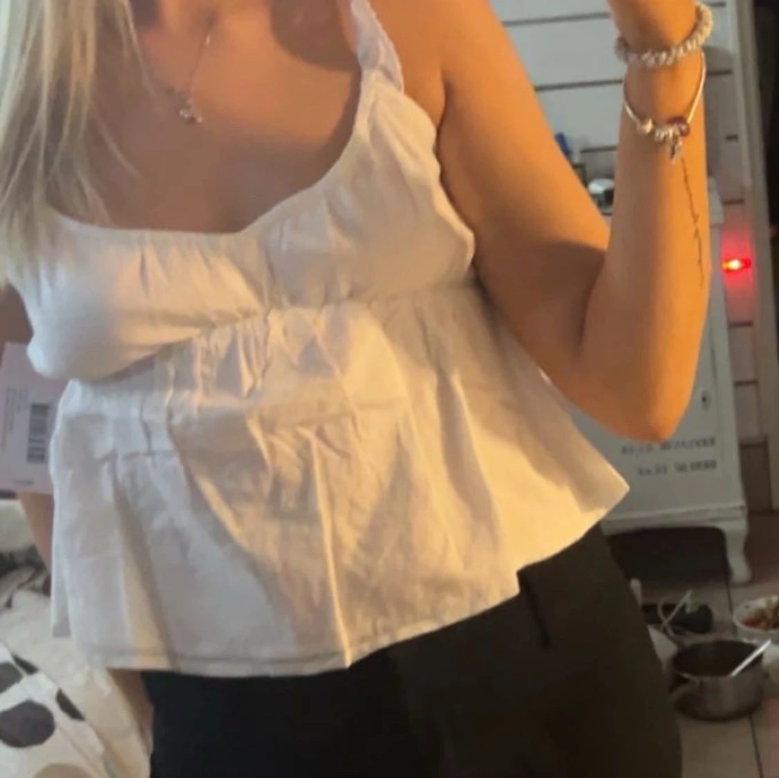 Vit blus med volang och rosett