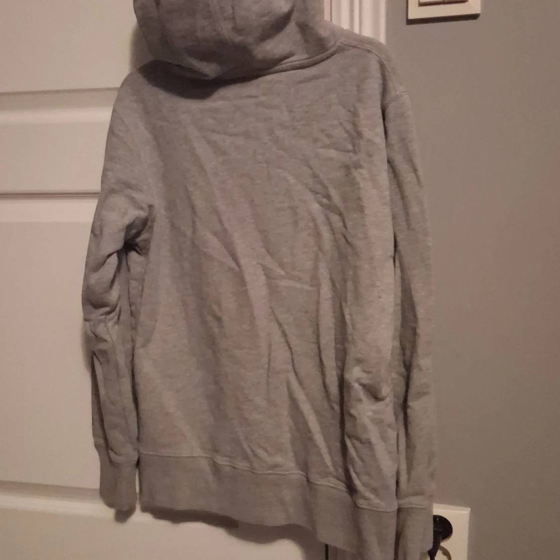 Grå hoodie från SQRTN Company - 2