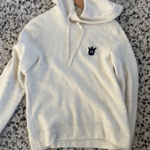 Zadig merino hoddie - Snygg Zadig merino hoddie som är 100% merinoull, säljs då den har blivit lite liten, hör av dig vid funderingar, priset är inte hugget i sten 