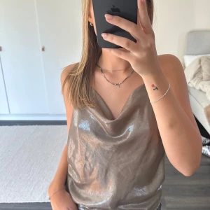 Glittrig silver linnetopp med öppen rygg - Gullig finare topp från Gina tricot 