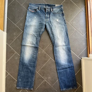 Diesel jeans - Diesel jeans med snygga slitningar, modellen heter Safado, storlek W31 L32. Rak passform, skriv vid funderingar🙌