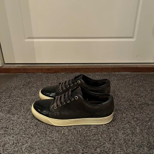 Lanvin skor  - Lanvin skor i storlek 41/Uk7 men passar 42. Skorna är i okej skick. 