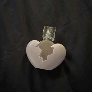 Ariana Grande  - Säljer min Ariana grande thank u next 2.0 parfym . Den är lite använd ( se på andra bilden hur mycket ) Den är 30 ml och säljer den för 100kr+frakt. Boxen till parfymen kommer även med!
