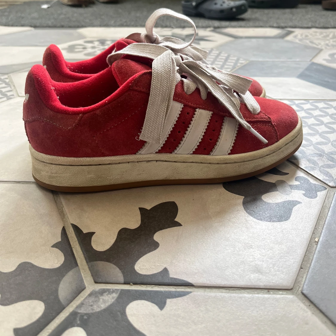 Röda Adidas campus 00s sneakers mocka - 1