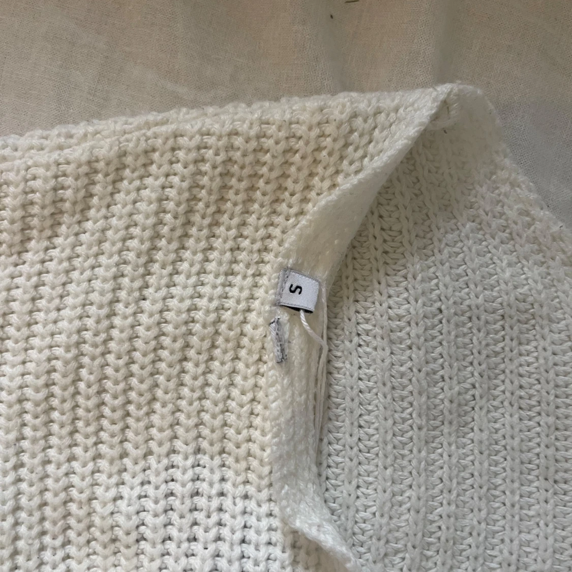 Vit stickad omlottkofta med knut - 1