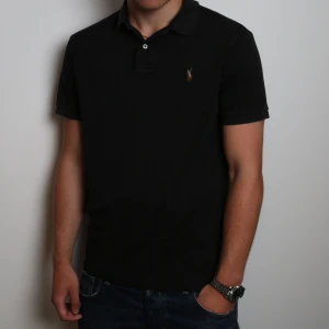 Svart Polo Ralph Lauren piké M - Svart t-shirt från Polo Ralph Lauren. Nypris 900kr