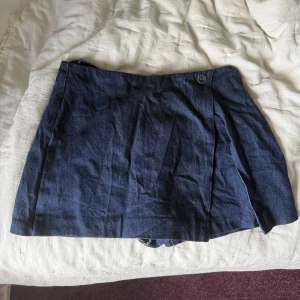 Mörkblå jeanskjol med knapp - En shortskjol från Zara