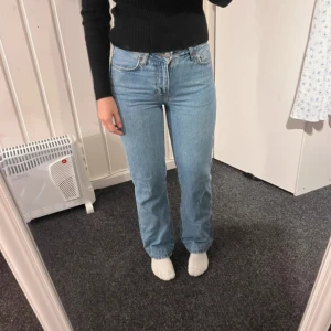 Bikbok jeans  - Säljer ett par ljusblå jeans från bikbok, medelhög midja och raka ben. Jag är runt 165 cm lång och jeansen är snyggt uppsydda till den längden (se sista bilden) jag har vanligtvis S i storlek på jeans och de passar bra på mig, de är använda men i bra skick