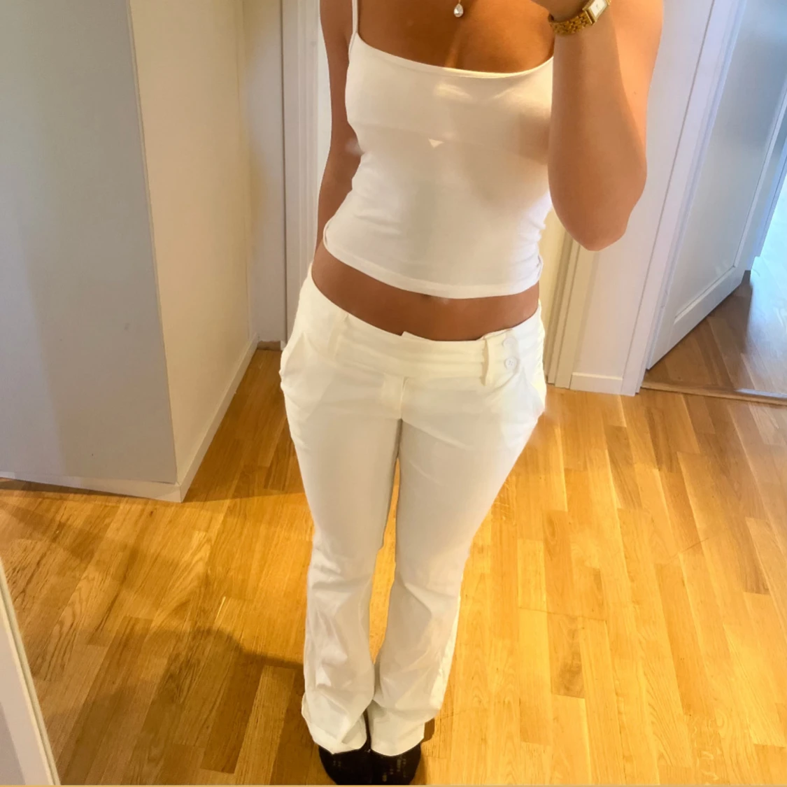 Vita bootcut byxor med låg midja